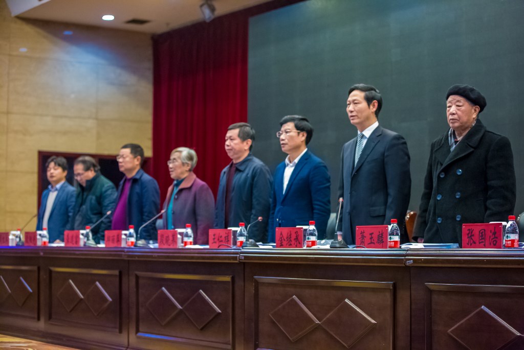 全体起立,奏唱国歌