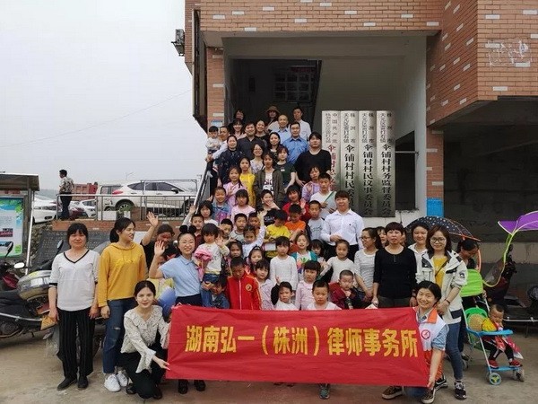 株洲民革爱心普法进伞铺 (1)_调整大小