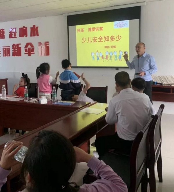 株洲民革爱心普法进伞铺 (2)_调整大小