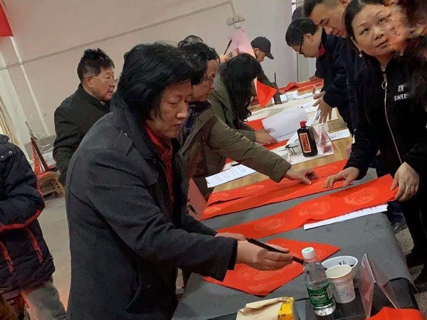 进社区送春联 喜气洋洋迎新年 株洲民革芦淞三支部、株洲民革书画院携手为市民送春联 (2)_调整大小