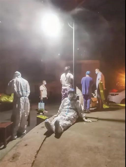 党旗插在最前沿 党员战在最前线3.jpeg