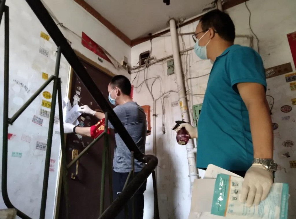 党旗插在最前沿 党员战在最前线2