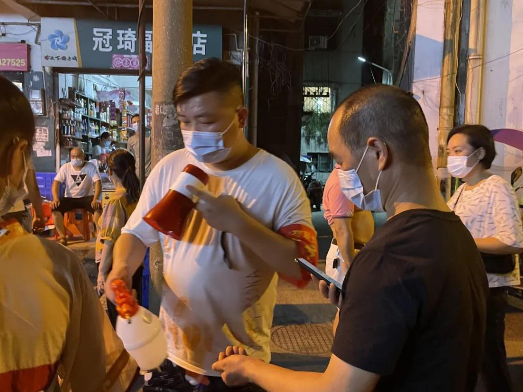 党旗插在最前沿 党员战在最前线4